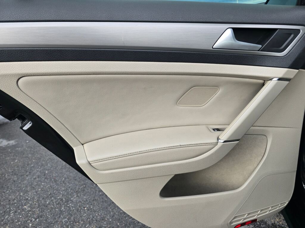 Used 2016 Volkswagen Golf SE image 18