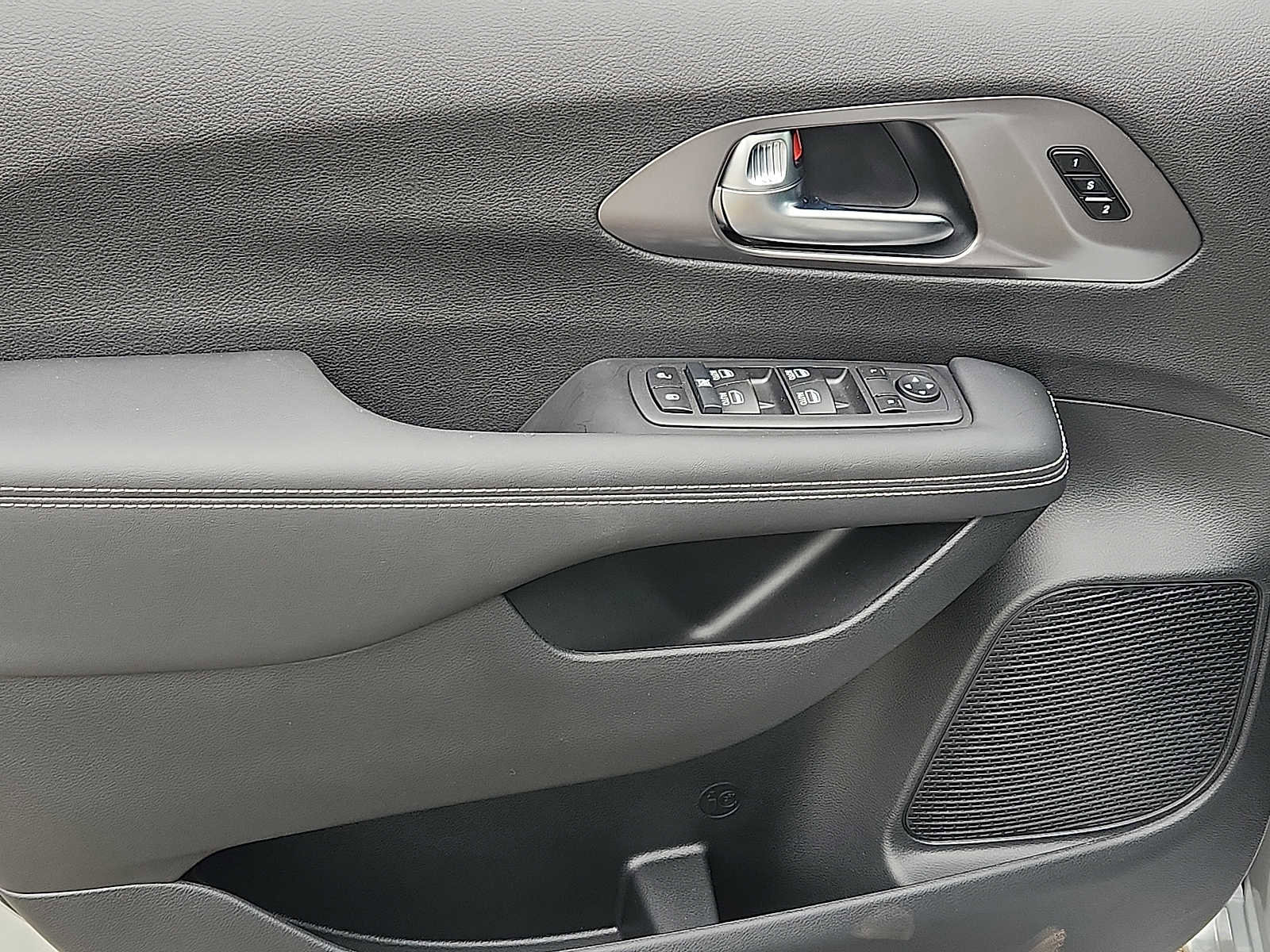 New 2026 Chrysler Pacifica Select image 8