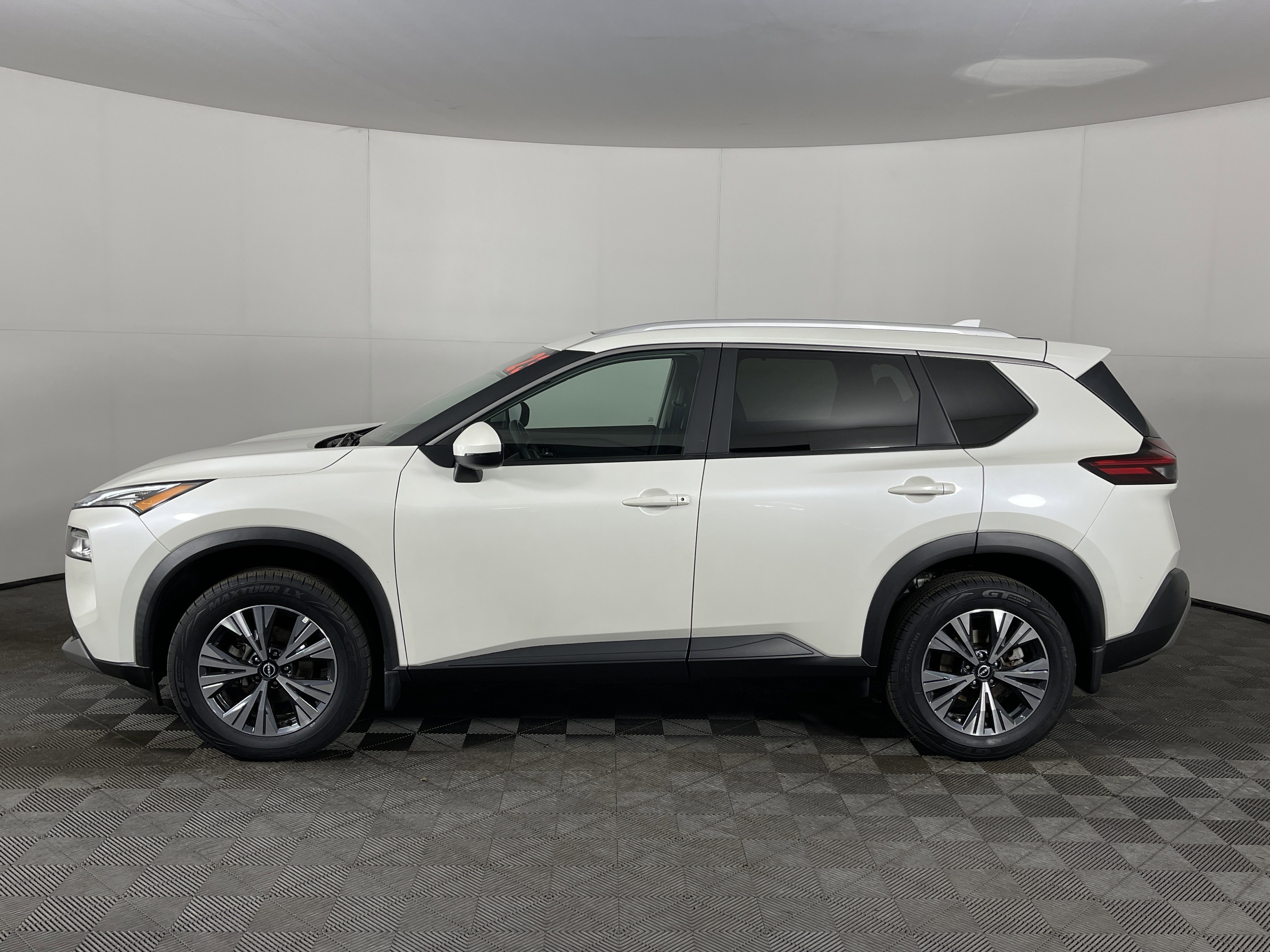 Used 2023 Nissan Rogue SV w/ SV Premium Package image 3