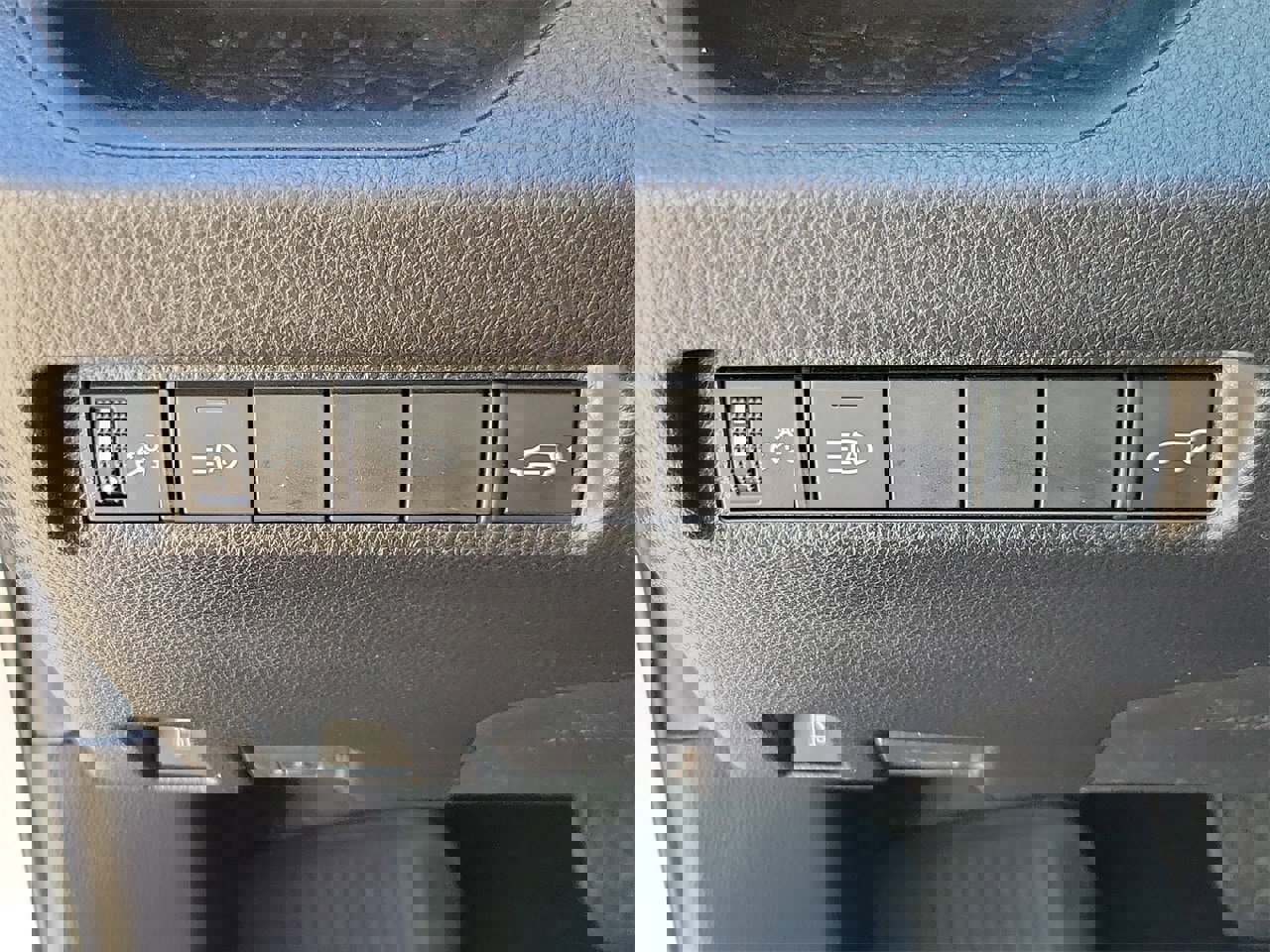 Used 2020 Toyota RAV4 XLE image 32