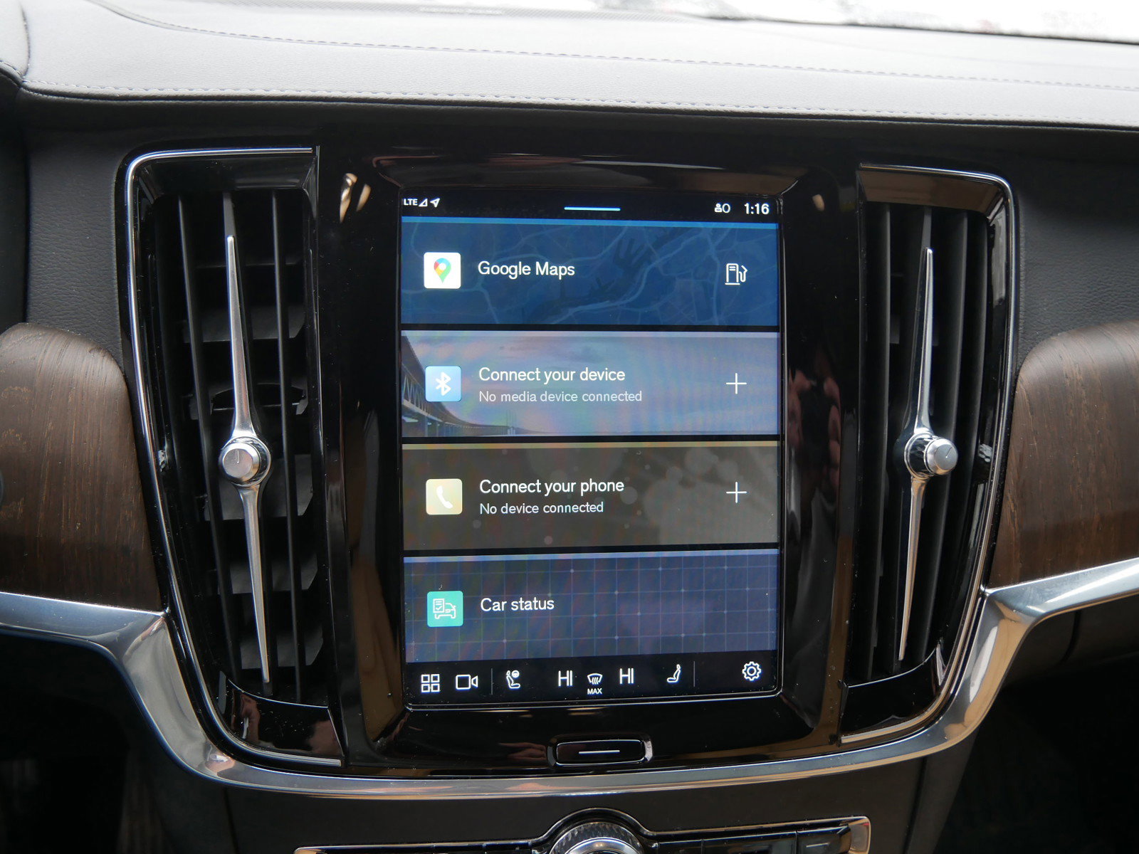 Certified 2024 Volvo V90 B6 Cross Country Ultimate w/ Protection Package Premier image 21