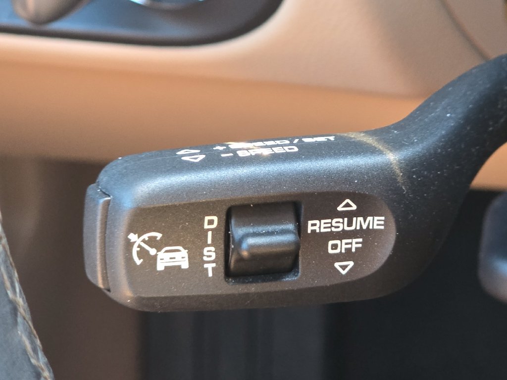 Used 2025 Porsche Macan AWD/4WD image 36
