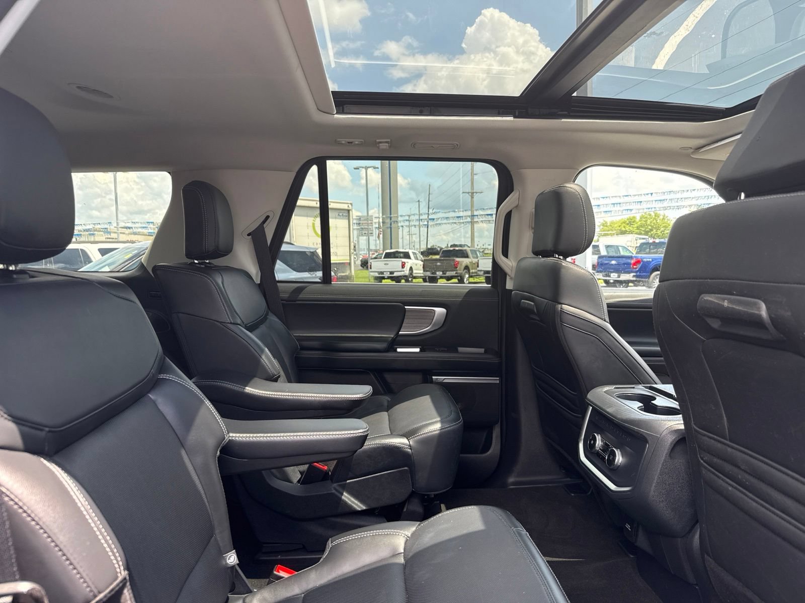 Used 2025 Ford Expedition Platinum AWD/4WD image 8