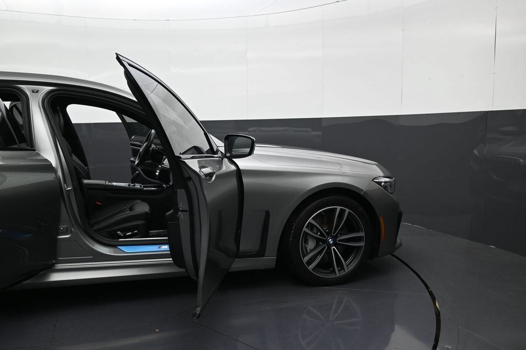 Used 2022 BMW 750i xDrive w/ M Sport Package AWD/4WD image 9