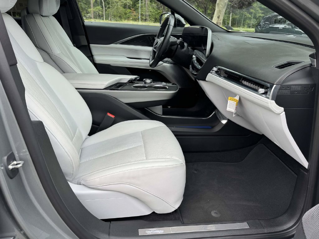 Certified 2024 Cadillac Lyriq Luxury AWD/4WD image 10