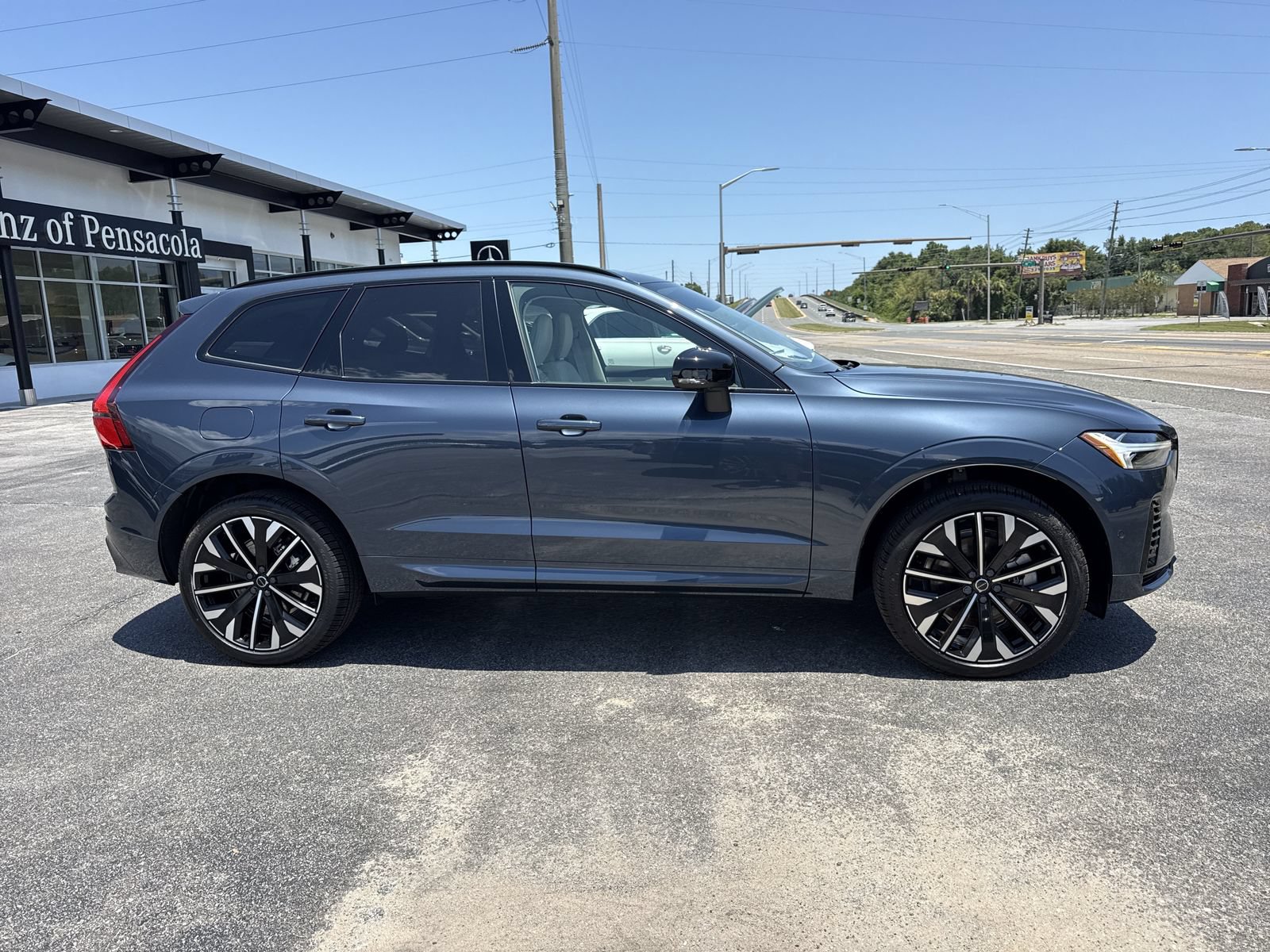 New 2026 Volvo XC60 T8 Ultra w/ Protection Package Premier AWD/4WD image 6