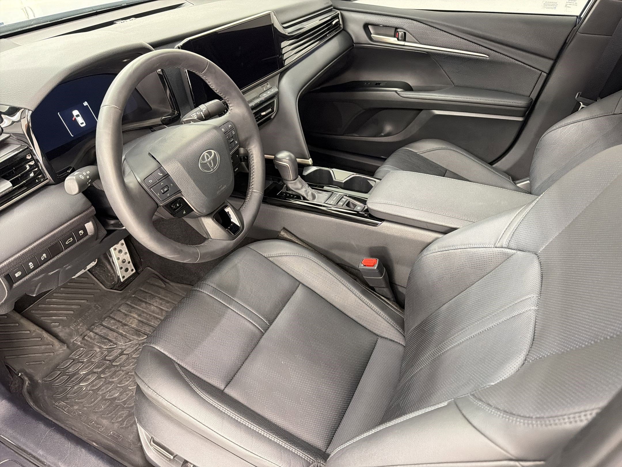 Used 2025 Toyota Camry XSE FWD image 4