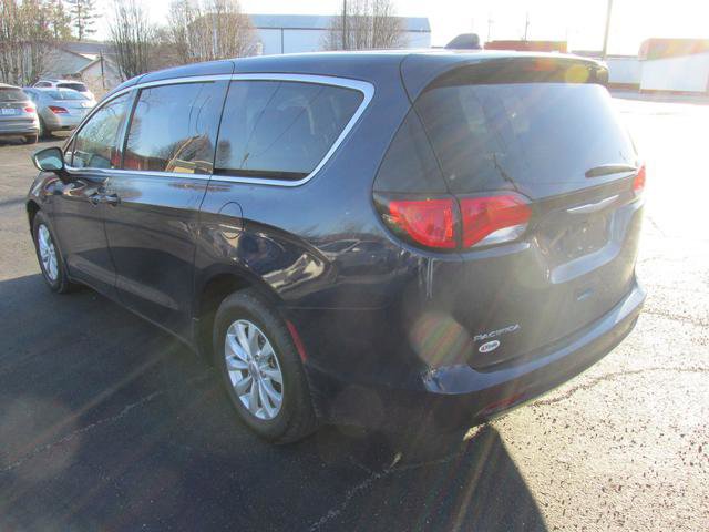 Used 2017 Chrysler Pacifica Touring w/ Tire & Wheel Group FWD image 5