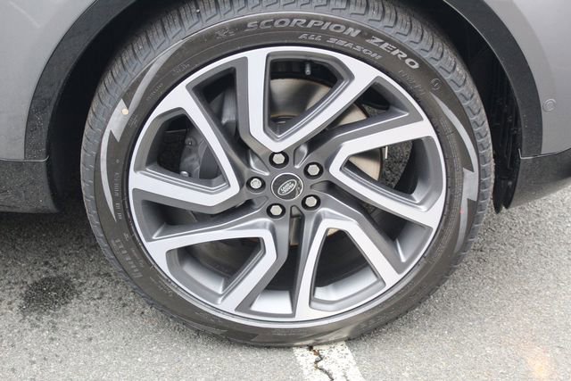 New 2025 Land Rover Discovery Dynamic SE image 9