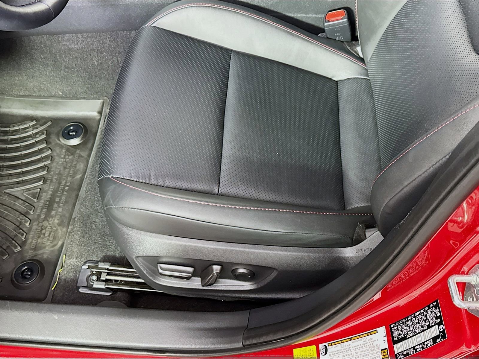 Used 2024 Toyota Prius Prime Premium FWD image 18