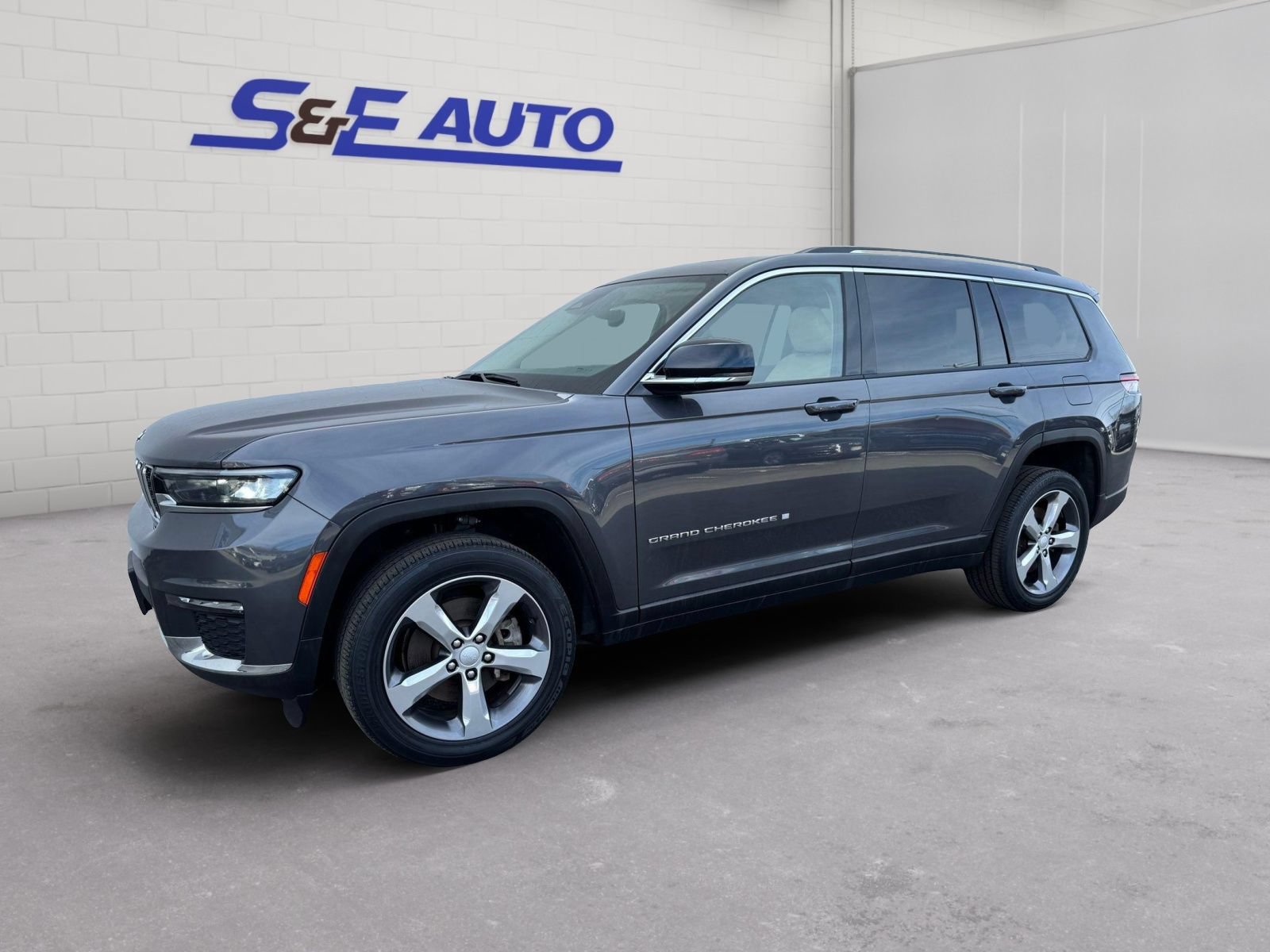Used 2022 Jeep Grand Cherokee L Limited AWD/4WD image 1