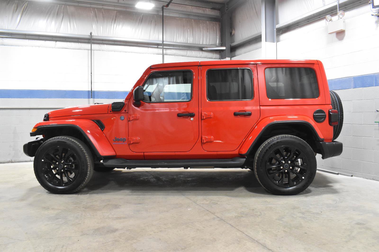 Used 2025 Jeep Wrangler Sahara image 23