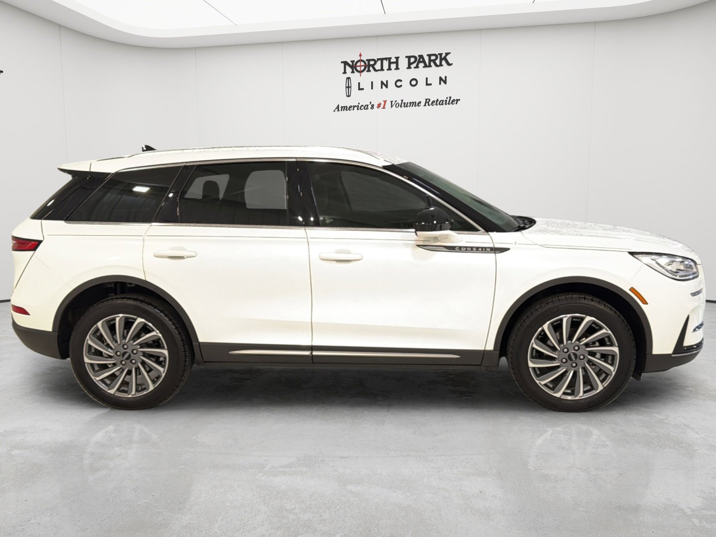 Used 2024 Lincoln Corsair Reserve FWD image 2