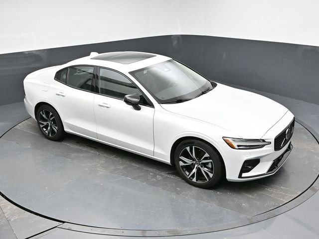 Used 2025 Volvo S60 B5 Core image 32