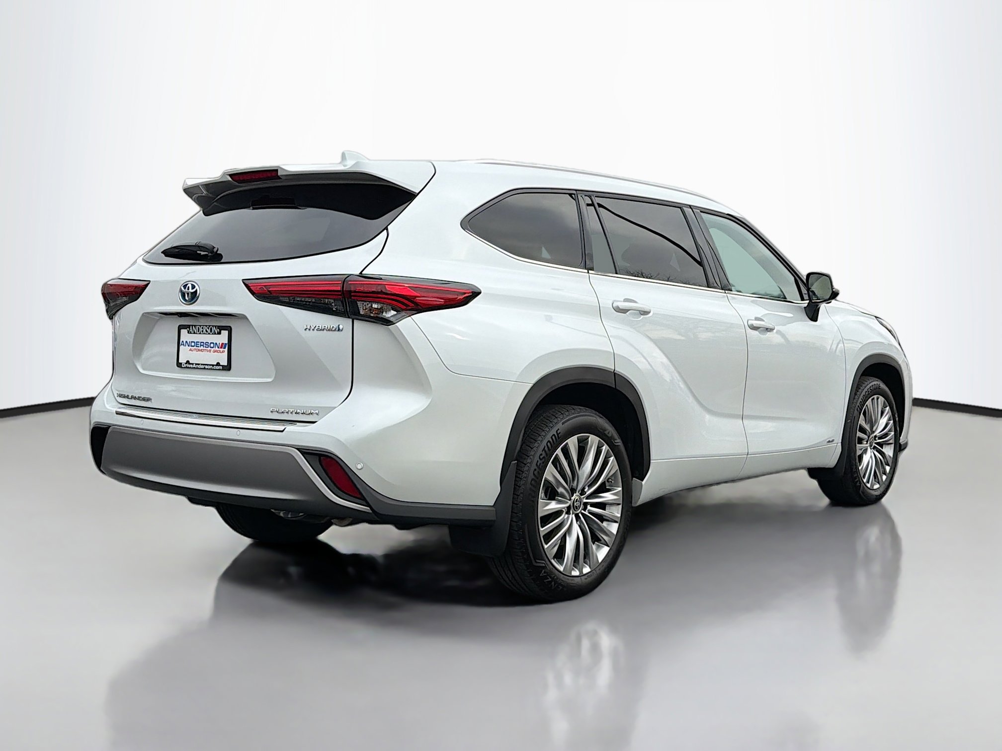 Used 2023 Toyota Highlander Platinum image 2