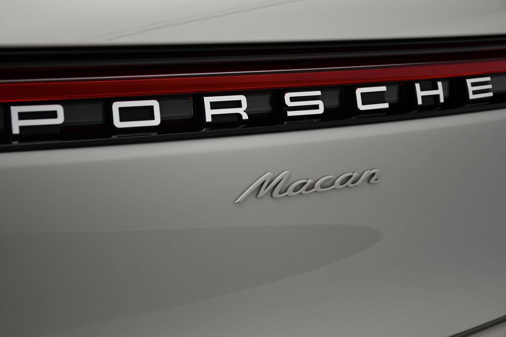 Certified 2024 Porsche Macan AWD/4WD image 11