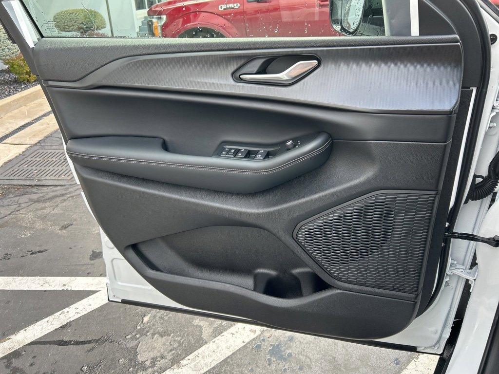 New 2025 Jeep Grand Cherokee Altitude image 18