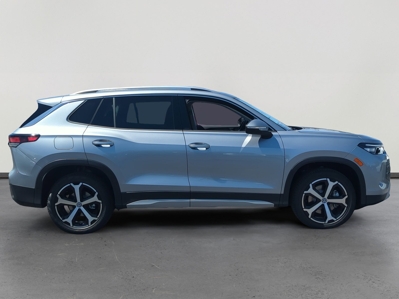 New 2025 Volkswagen Tiguan SE image 6