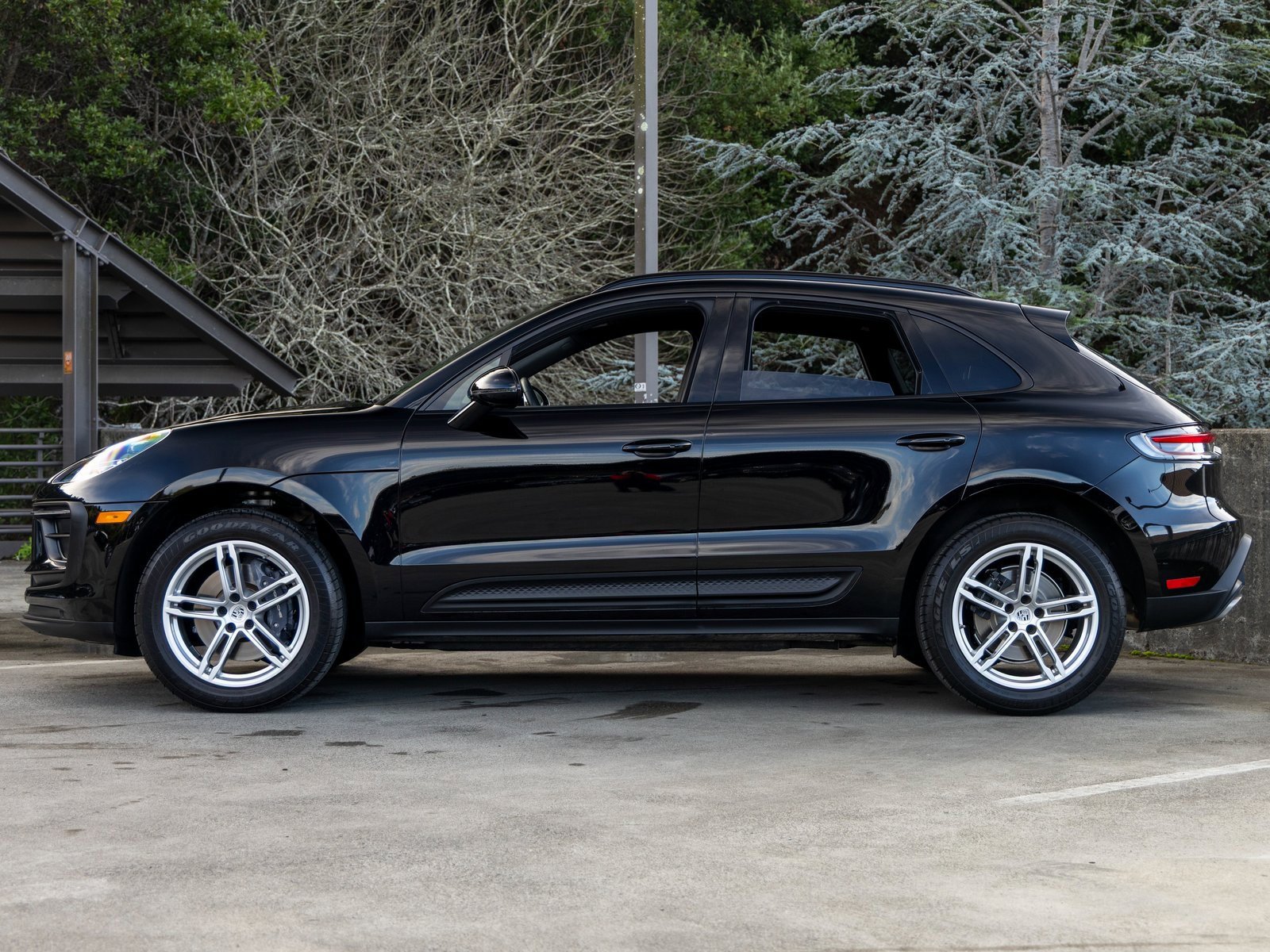 Certified 2025 Porsche Macan image 2
