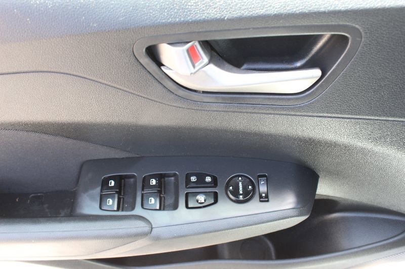 Used 2022 Hyundai Accent SE image 9