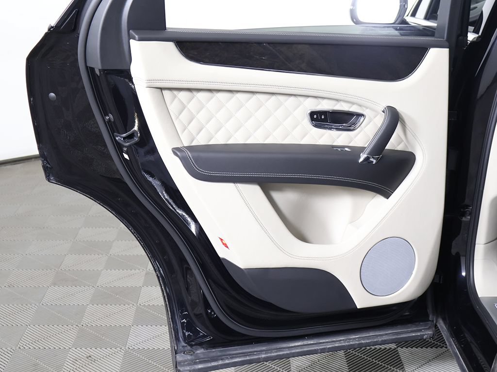 Used 2020 Bentley Bentayga Plug-In Hybrid AWD/4WD image 32
