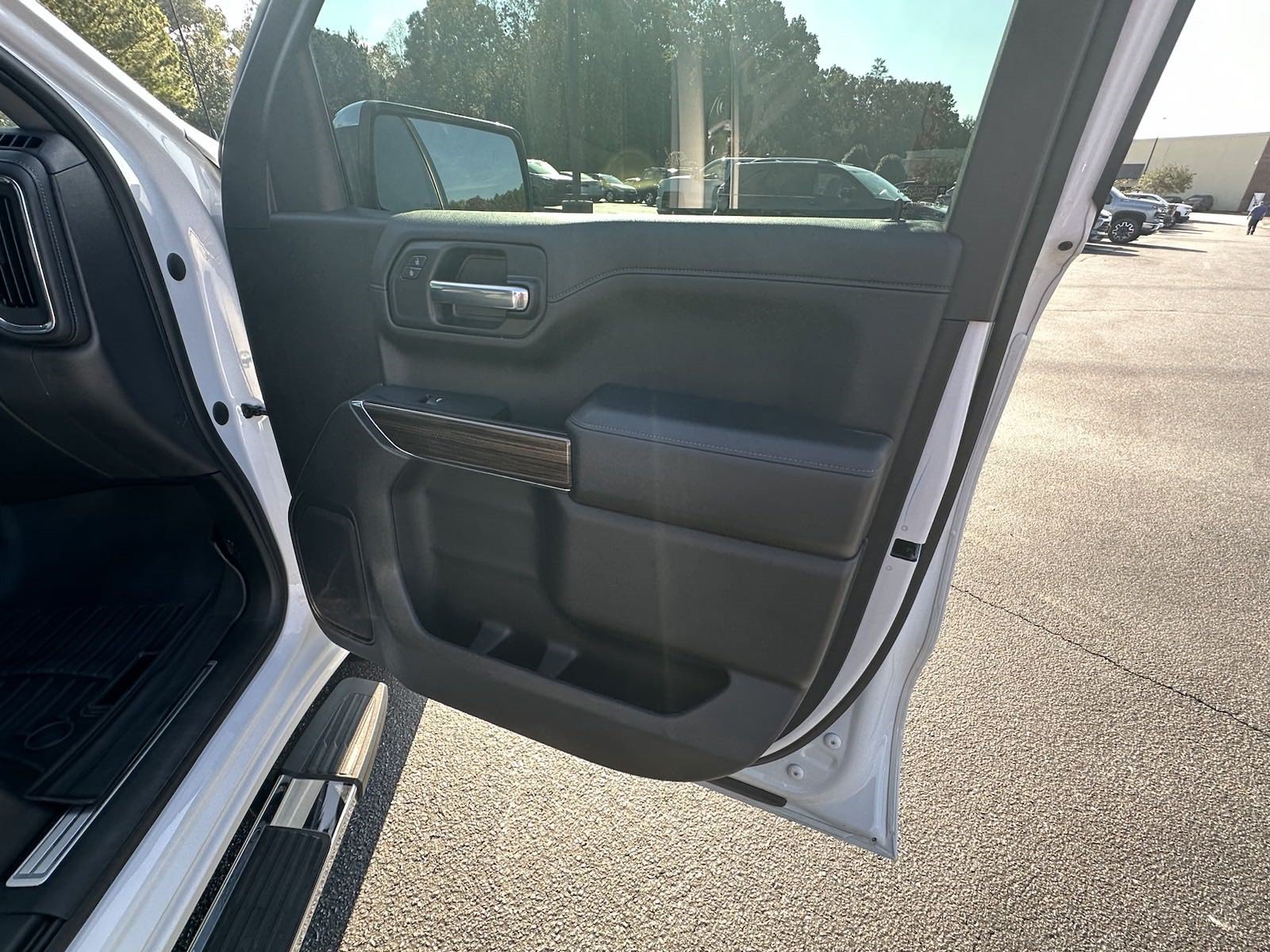 Used 2021 Chevrolet Silverado 1500 LT w/ Convenience Package II AWD/4WD image 15