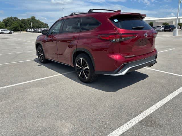 Used 2022 Toyota Highlander XSE FWD image 3