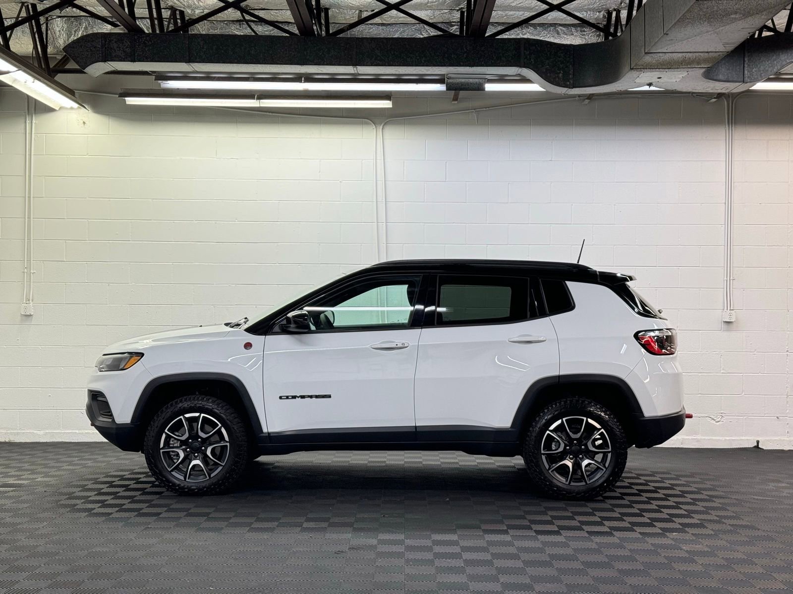 Used 2024 Jeep Compass Trailhawk w/ Trailhawk Convenience Group image 3