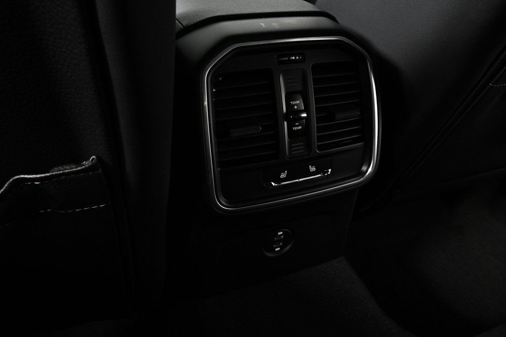 Certified 2026 Porsche Macan AWD/4WD image 21