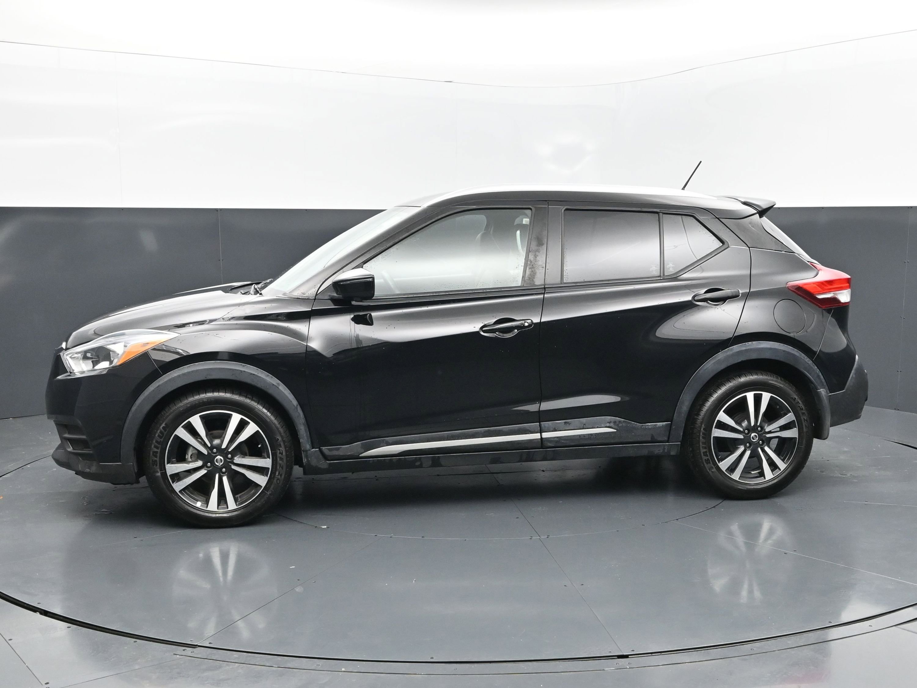 Used 2020 Nissan Kicks SR w/ SR Premium Package image 2