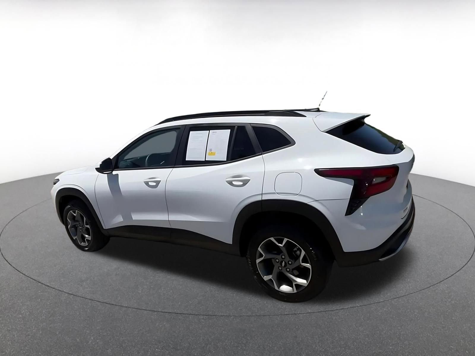 Used 2025 Chevrolet Trax LT FWD image 10
