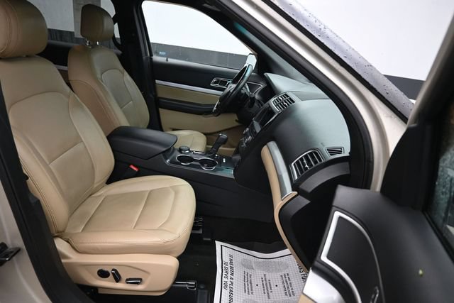Used 2017 Ford Explorer XLT w/ Equipment Group 202A AWD/4WD image 10