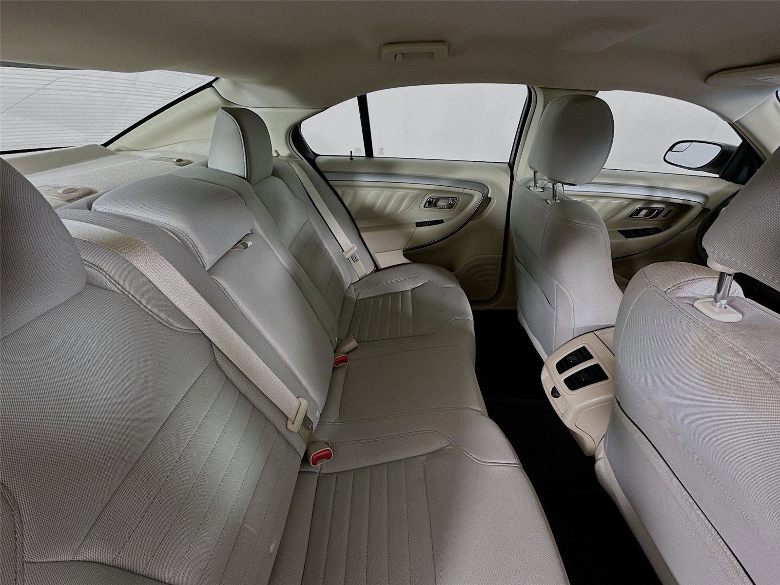 Used 2018 Ford Taurus SE FWD image 25