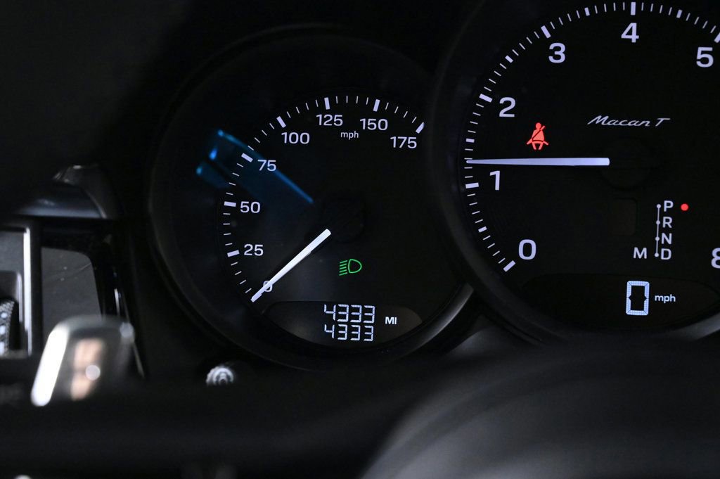 Certified 2025 Porsche Macan Turbo image 14