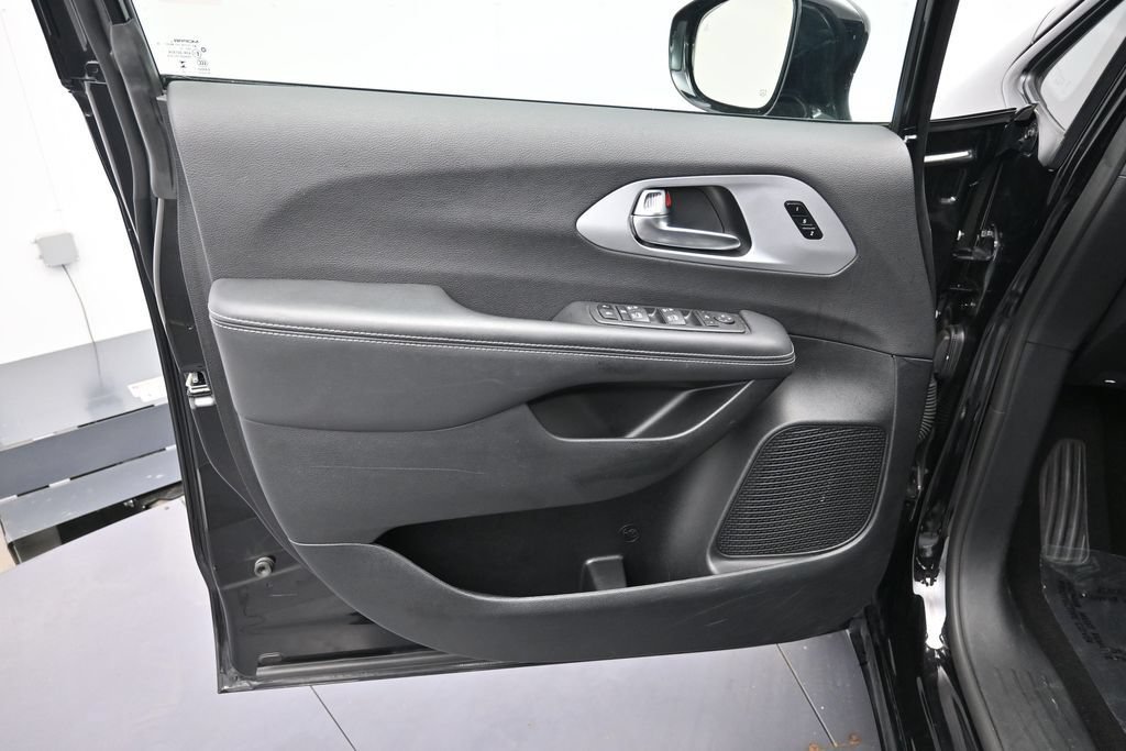 Used 2025 Chrysler Pacifica Limited FWD image 9