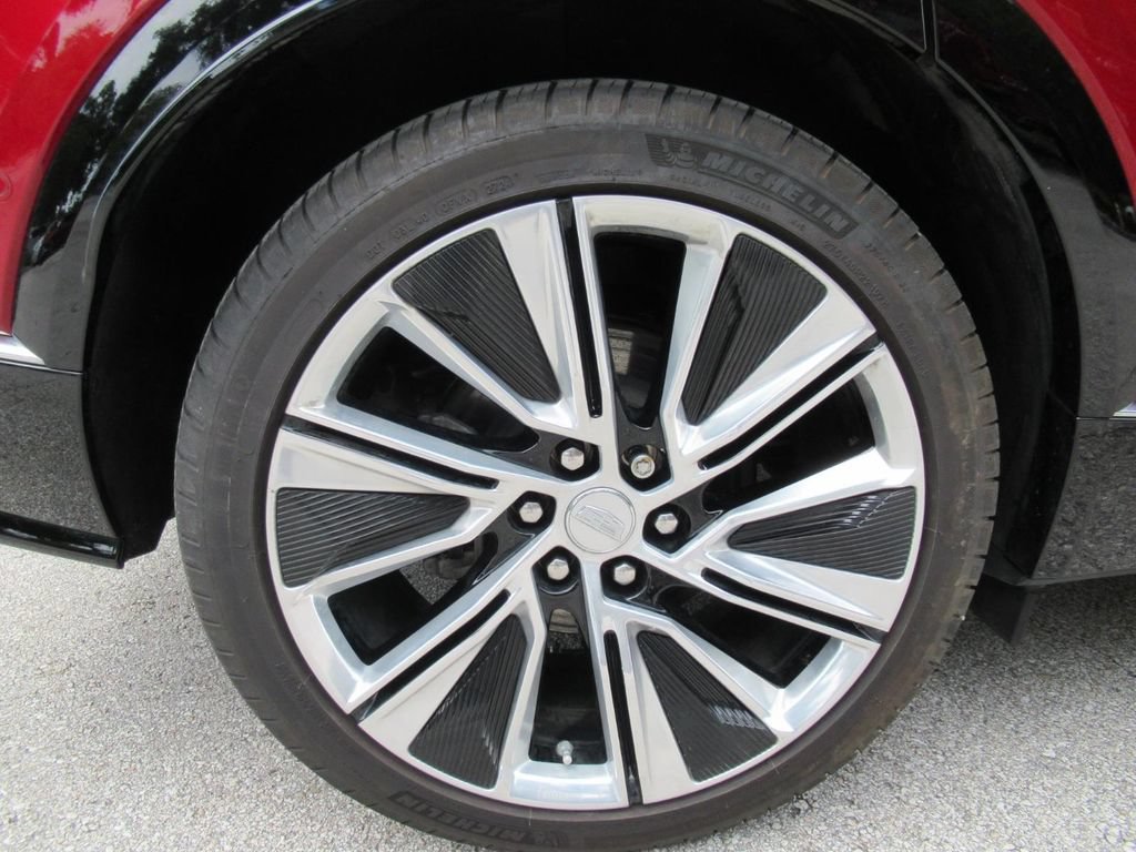 Certified 2025 Cadillac Lyriq Luxury w/ LPO, Floor Liner Package AWD/4WD image 9