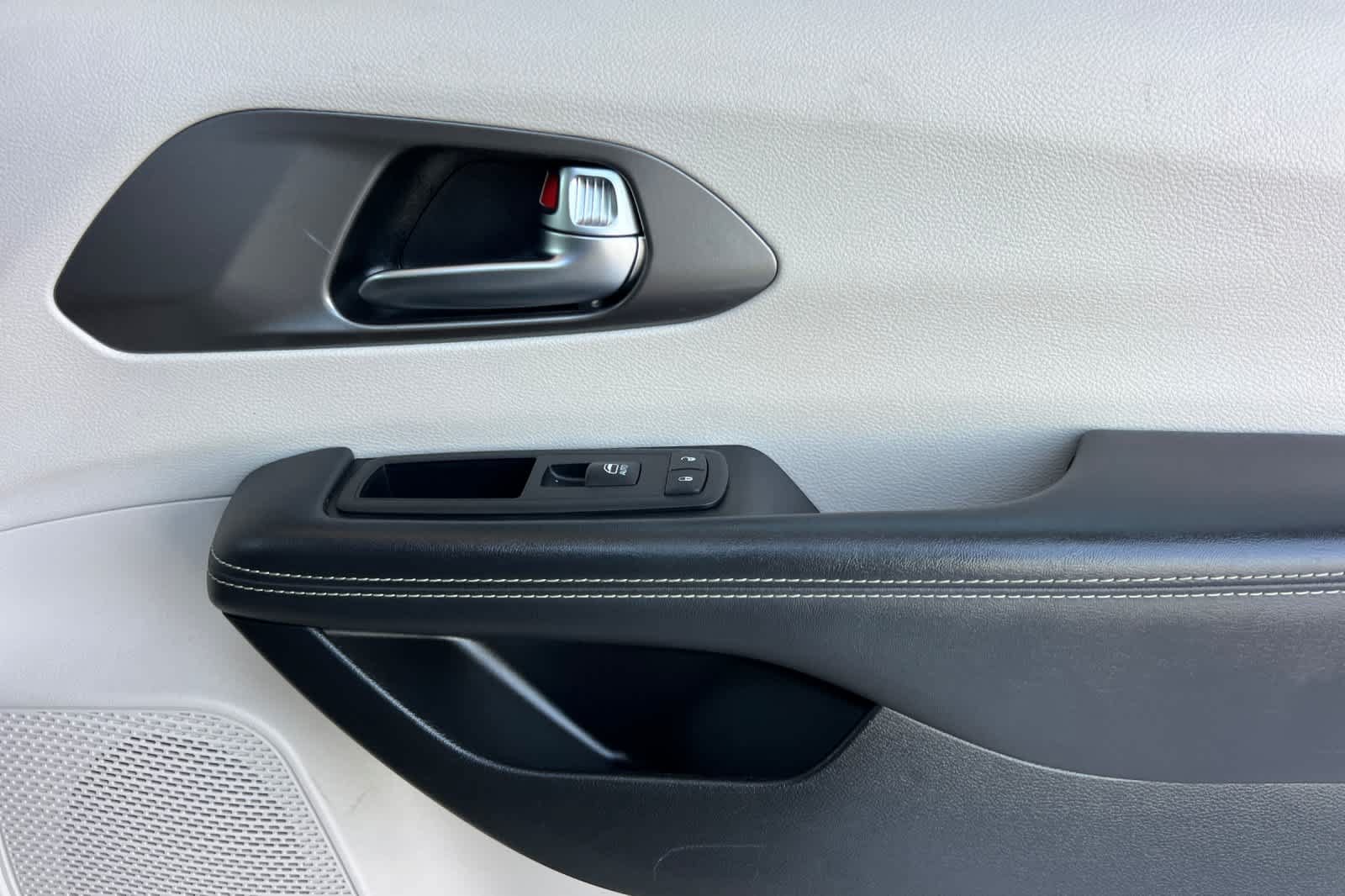Used 2024 Chrysler Pacifica Touring-L FWD image 20