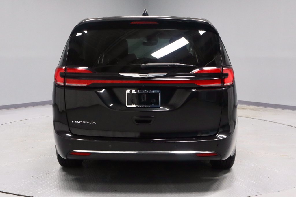 Used 2023 Chrysler Pacifica Touring-L FWD image 9