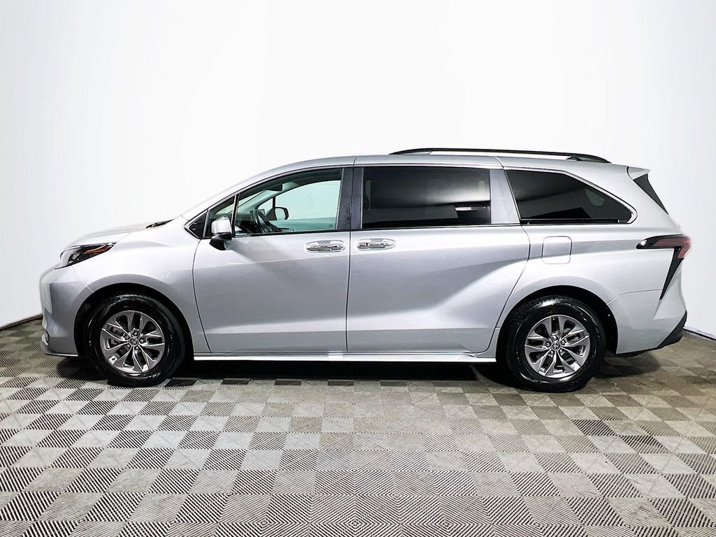 Certified 2025 Toyota Sienna XLE FWD image 4