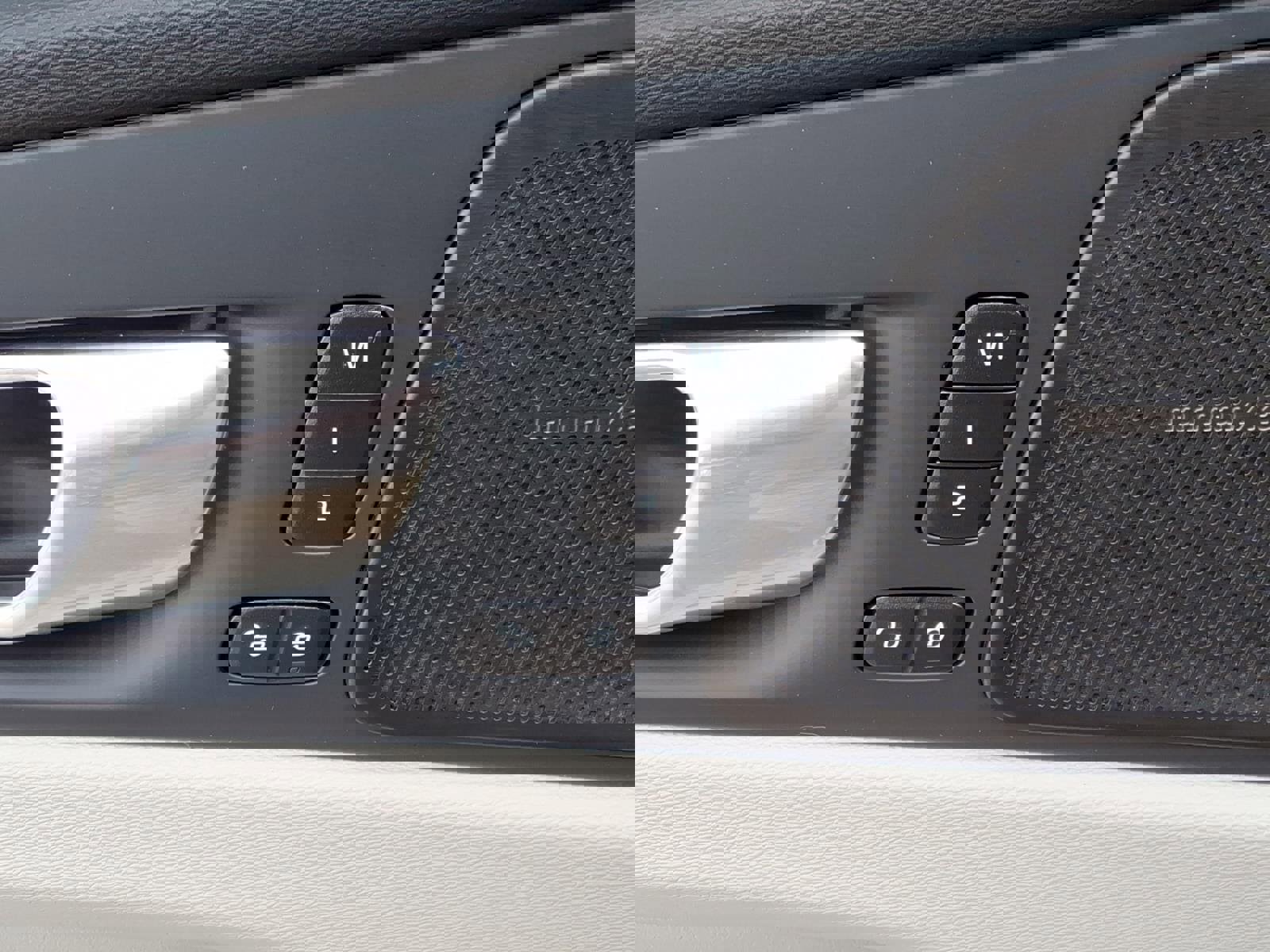 Used 2023 Volvo XC60 B5 Plus image 17