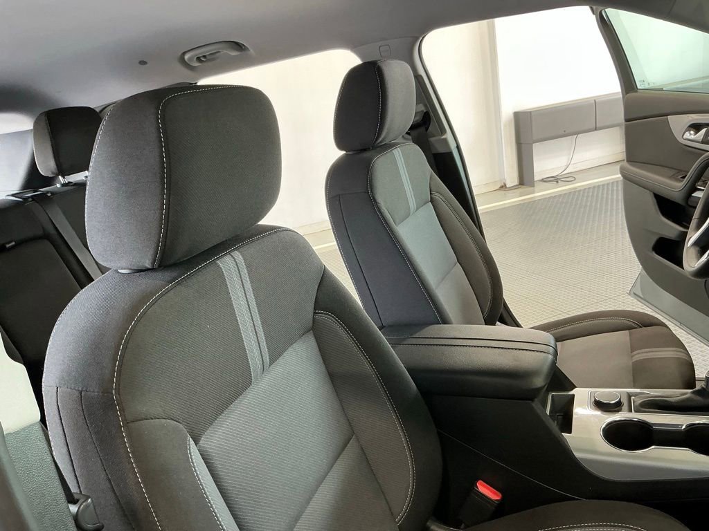 Used 2025 Chevrolet Blazer LT FWD image 11