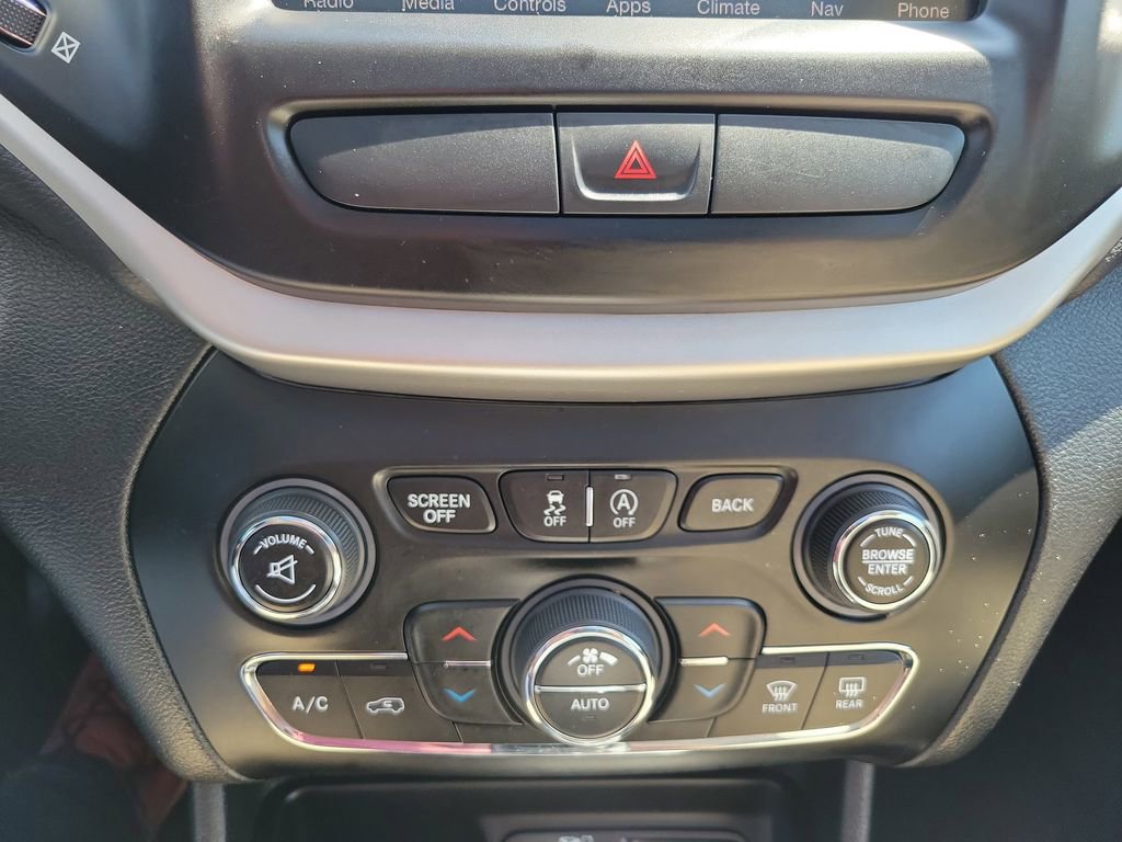 Used 2016 Jeep Cherokee Latitude w/ Comfort/Convenience Group FWD image 23