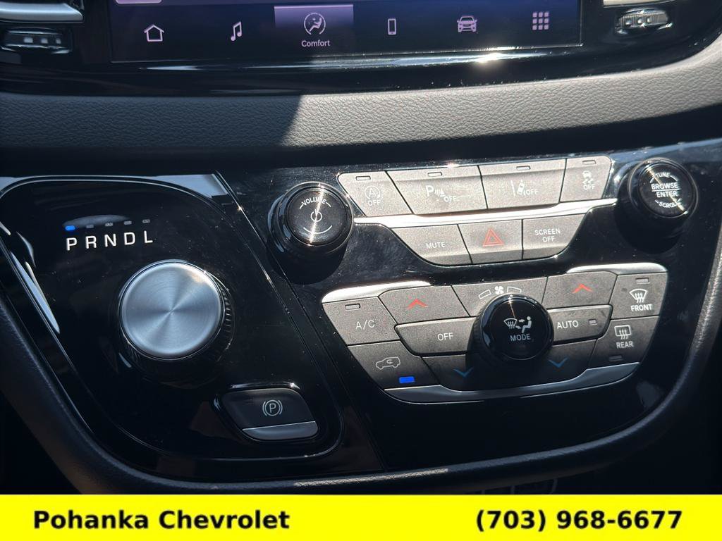 Used 2025 Chrysler Pacifica Select FWD image 16