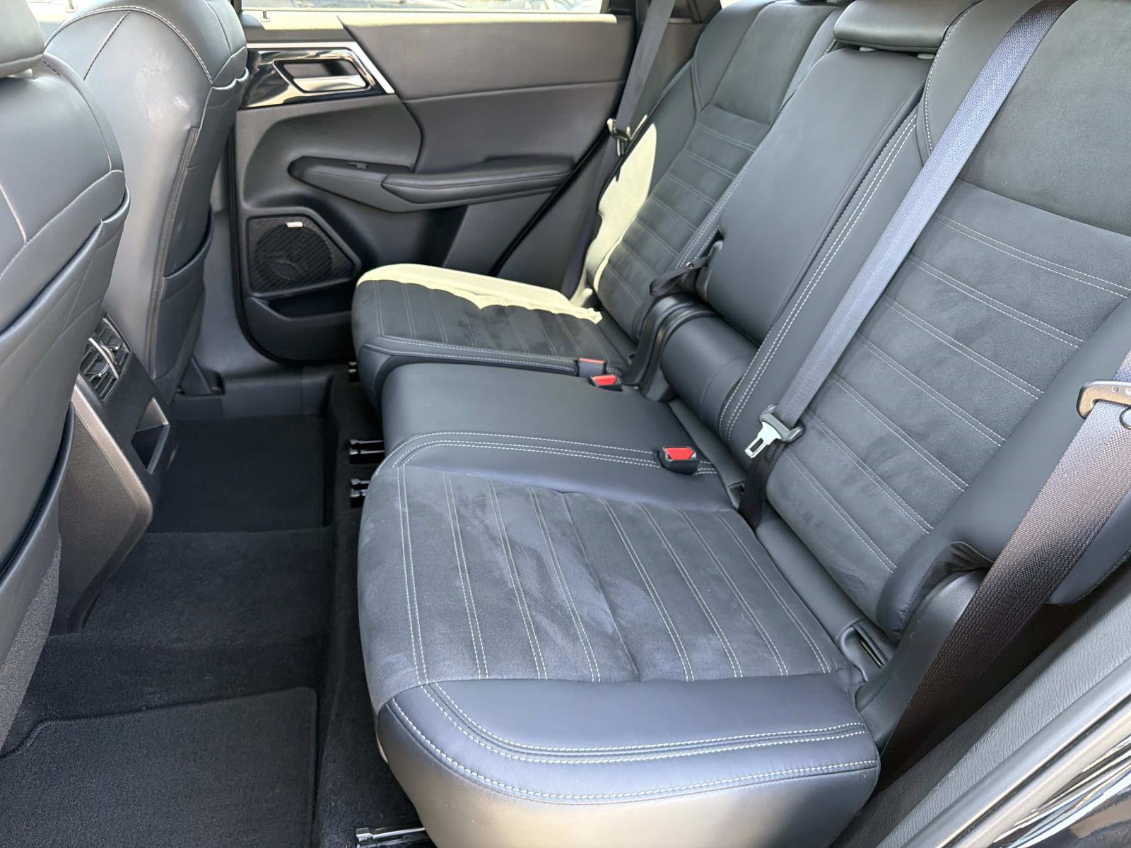 Used 2025 Mitsubishi Outlander SE FWD image 23