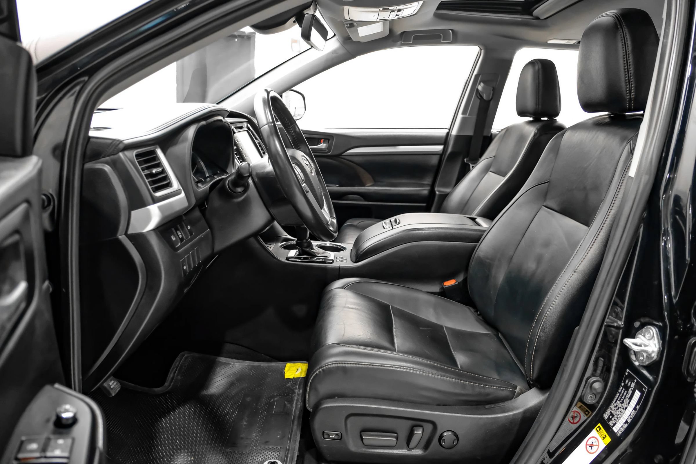Used 2019 Toyota Highlander XLE FWD image 30