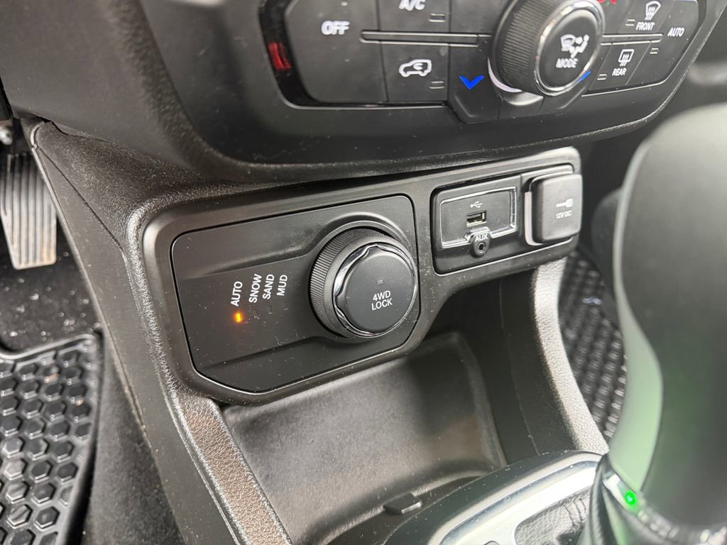 Certified 2020 Jeep Renegade Latitude w/ Cold Weather Group image 34