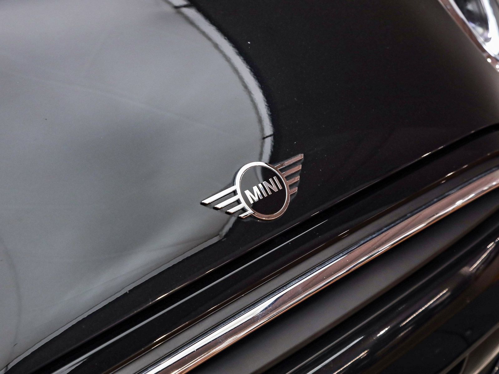 Used 2024 MINI Cooper 4-Door Hardtop w/ Signature Upholstery Package image 9