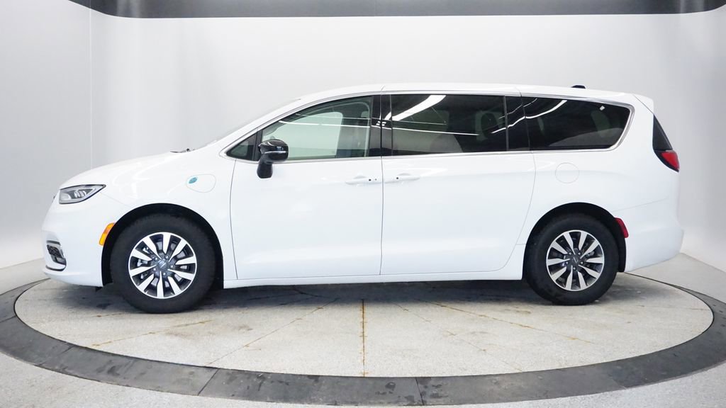 Used 2024 Chrysler Pacifica Limited FWD image 2