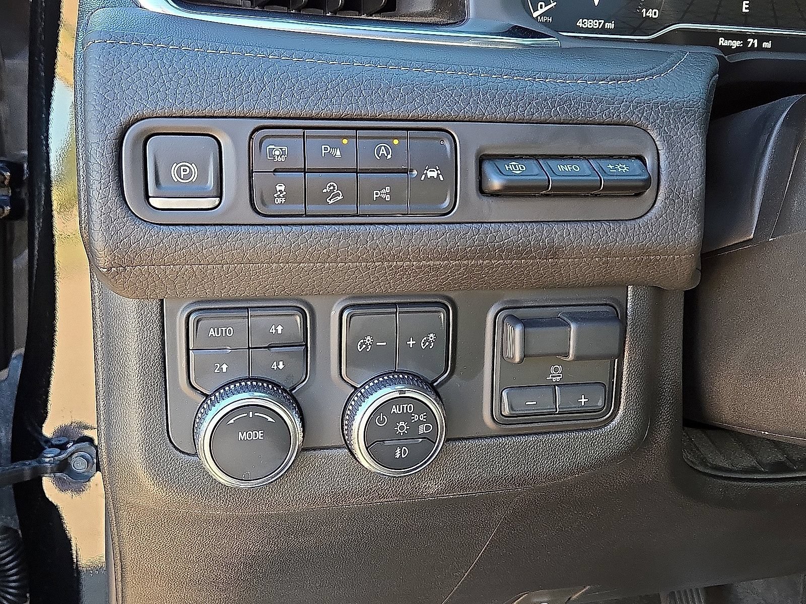 Used 2024 GMC Yukon XL Denali w/ Advanced Technology Package AWD/4WD image 28
