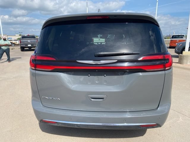 Used 2022 Chrysler Pacifica Touring-L FWD image 4
